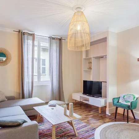 Charming Large Flat At The Heart Of Old City - Welkeys Daire