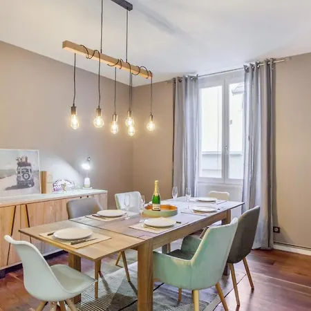 Charming Large Flat At The Heart Of Old City - Welkeys Apartment *